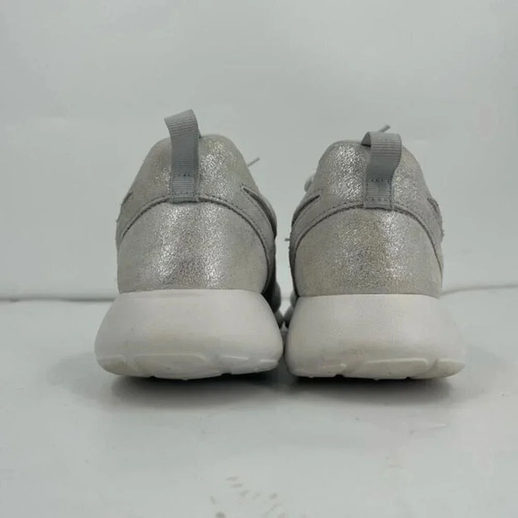 Nike Women's Roshe One Premium Metallic Platinum 833928-009 Sneaker Size 7.5 - Picture 2 of 11